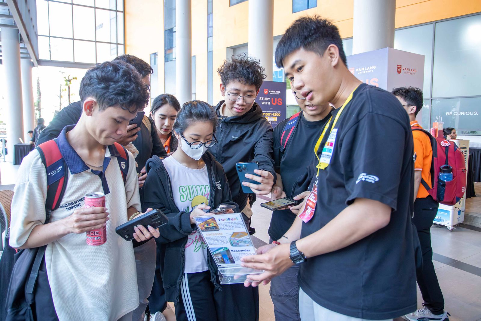 Sinh viên khám phá hàng ngàn cơ hội việc làm khối ngành công nghệ kỹ thuật tại VLTech Career Day 2025- Ảnh 5. Sinh viên khám phá hàng ngàn cơ hội việc làm khối ngành công nghệ kỹ thuật tại VLTech Career Day 2025- Ảnh 5.
