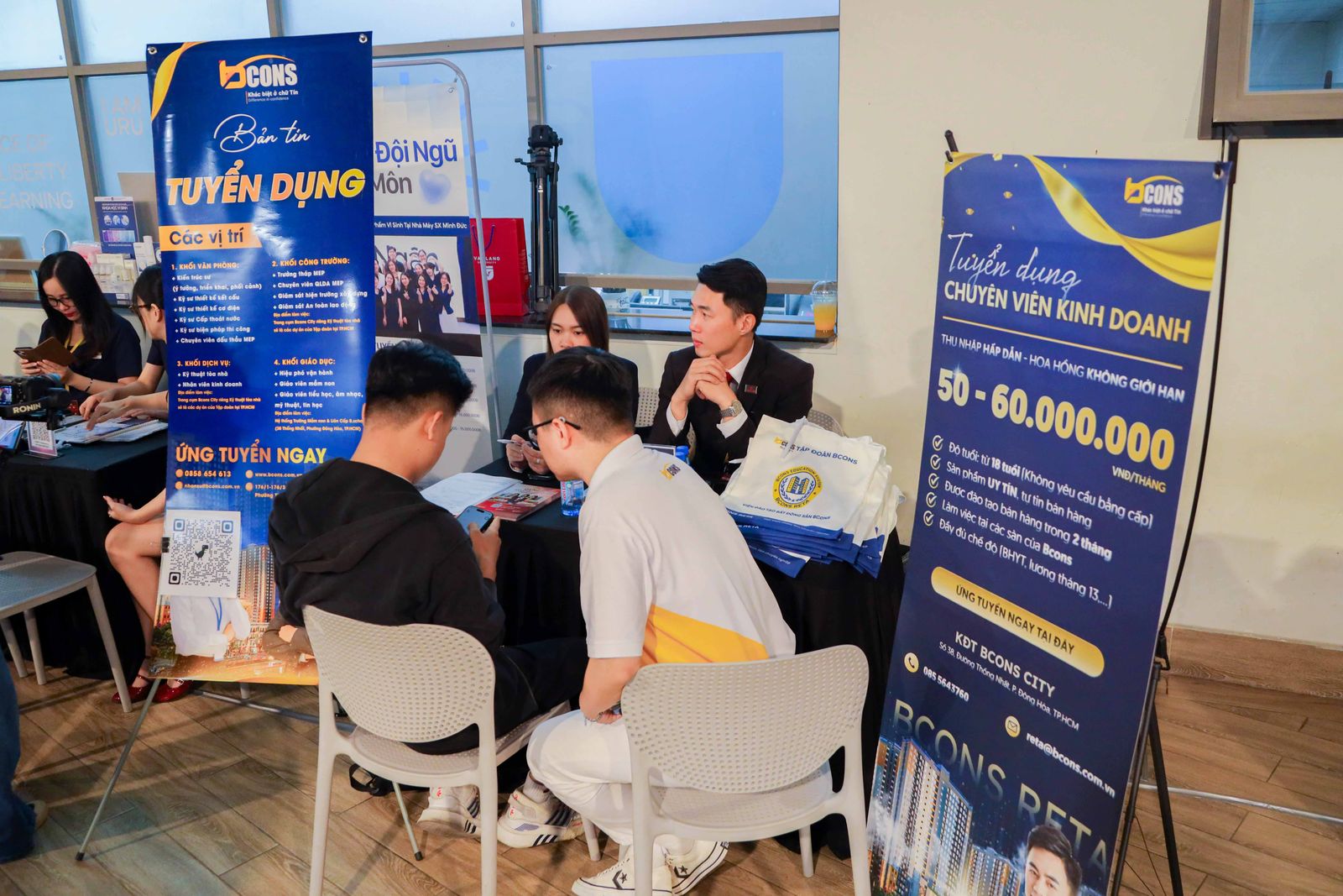 Sinh viên khám phá hàng ngàn cơ hội việc làm khối ngành công nghệ kỹ thuật tại VLTech Career Day 2025- Ảnh 6. Sinh viên khám phá hàng ngàn cơ hội việc làm khối ngành công nghệ kỹ thuật tại VLTech Career Day 2025- Ảnh 6.