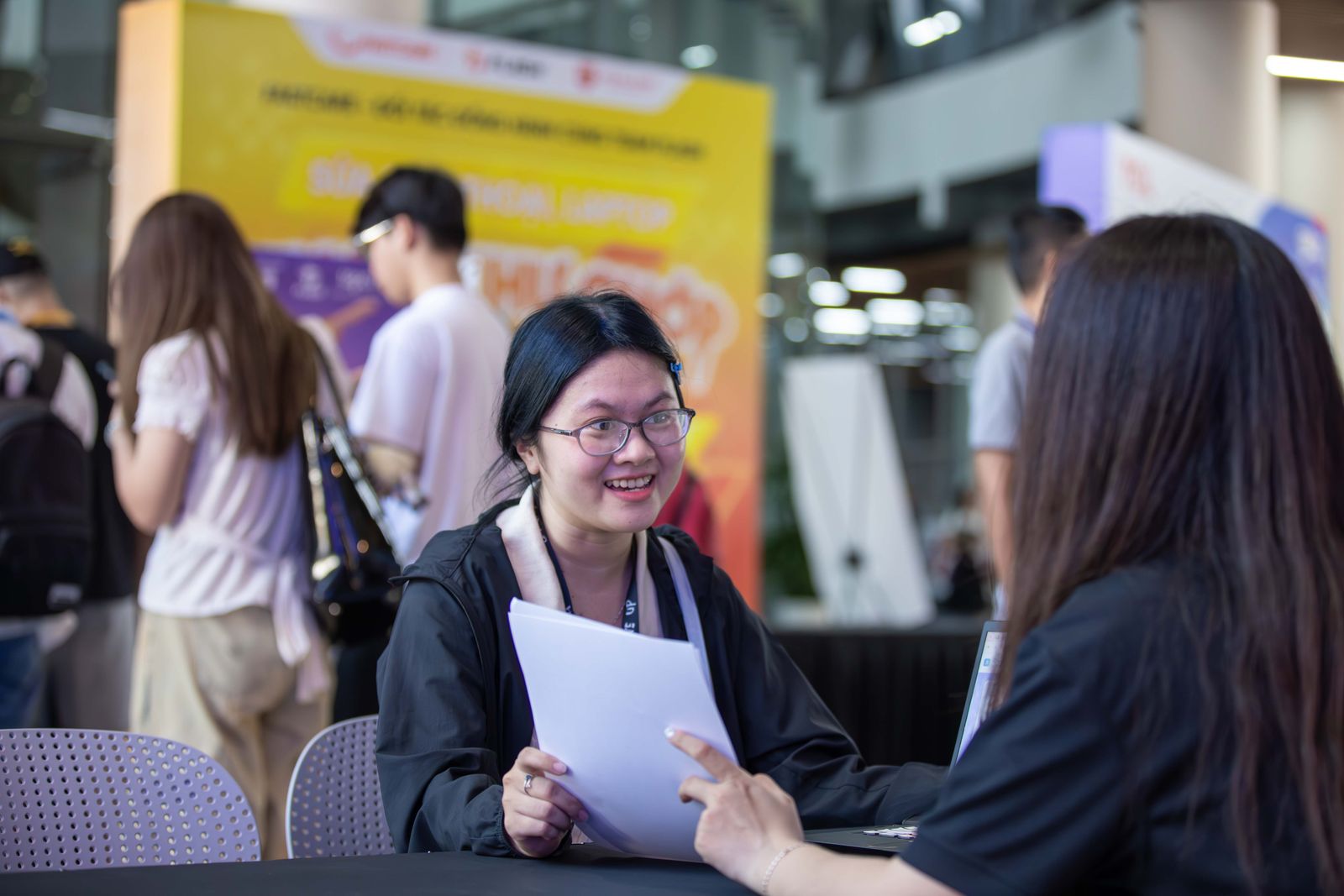 Sinh viên khám phá hàng ngàn cơ hội việc làm khối ngành công nghệ kỹ thuật tại VLTech Career Day 2025- Ảnh 8. Sinh viên khám phá hàng ngàn cơ hội việc làm khối ngành công nghệ kỹ thuật tại VLTech Career Day 2025- Ảnh 8.