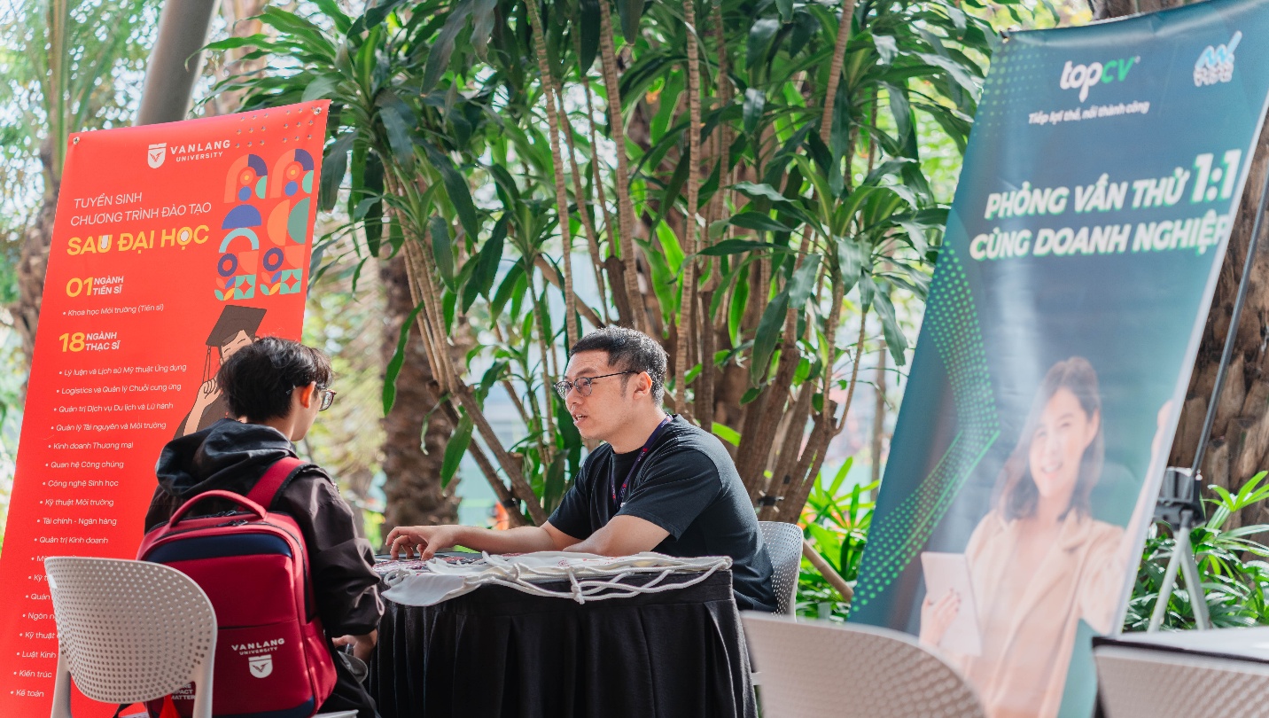 Sinh viên khám phá hàng ngàn cơ hội việc làm khối ngành công nghệ kỹ thuật tại VLTech Career Day 2025- Ảnh 9. Sinh viên khám phá hàng ngàn cơ hội việc làm khối ngành công nghệ kỹ thuật tại VLTech Career Day 2025- Ảnh 9.