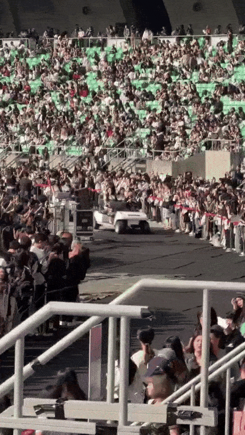 Thảm đỏ hot nhất hôm nay bị chê xập xệ giống show hội chợ, nghệ sĩ được đưa đón như… đi sở thú?- Ảnh 1.