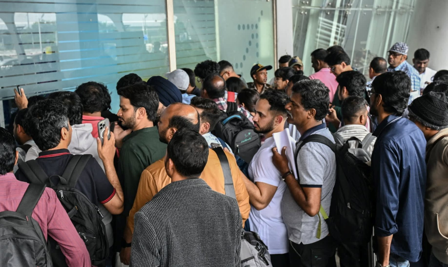 Ngành hàng không Ấn Độ hỗn loạn, 1.000 chuyến bay bị huỷ chỉ trong vài ngày: Điều gì khiến hàng nghìn hành khách mắc ket?- Ảnh 1.