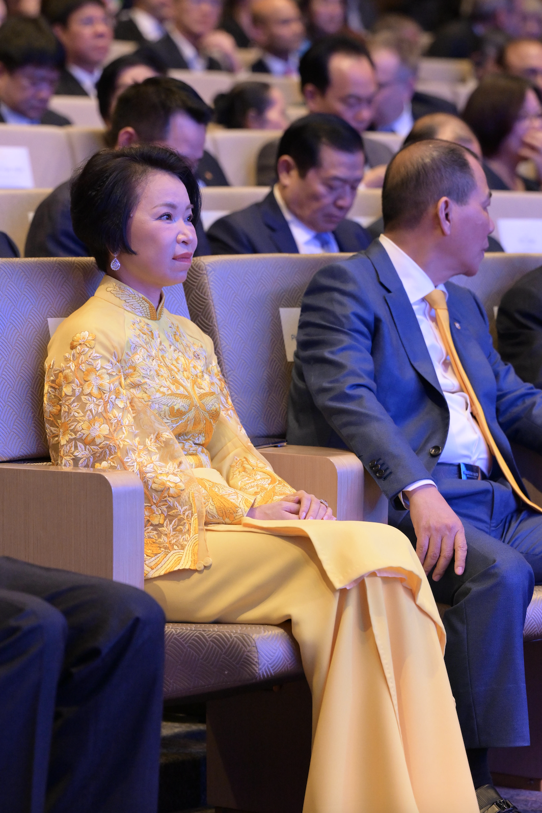 Phu nhân tỷ phú Phạm Nhật Vượng đẹp nhờ áo dài quá tinh tế, 1 chi tiết kết nối đến chồng và con trai- Ảnh 1. Phu nhân tỷ phú Phạm Nhật Vượng đẹp nhờ áo dài quá tinh tế, 1 chi tiết kết nối đến chồng và con trai- Ảnh 1.