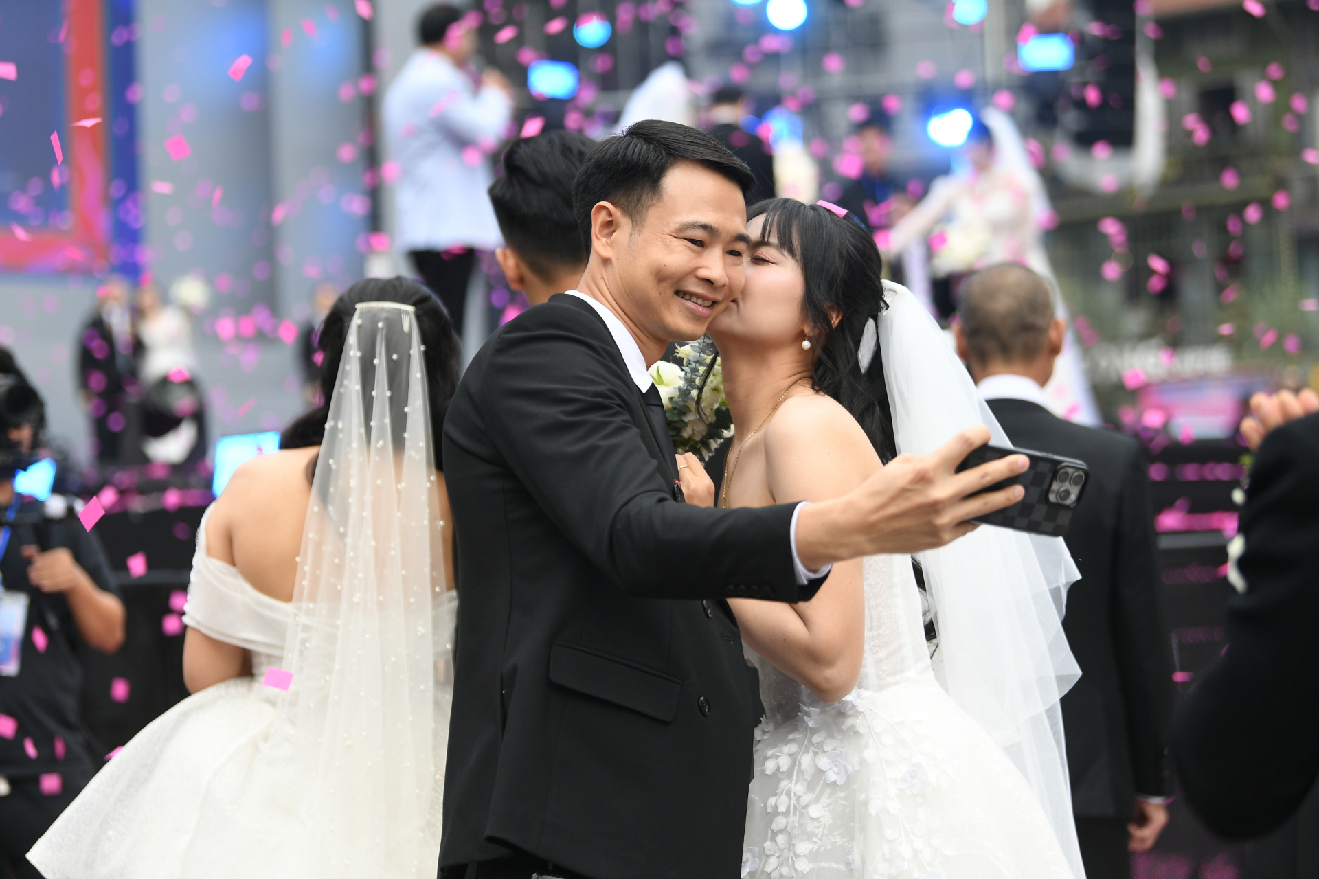 Hiếm có nhất Việt Nam: Con dâu và mẹ chồng mặc váy cưới cùng 1 ngày, hạnh phúc này "quá vuýp"- Ảnh 14.