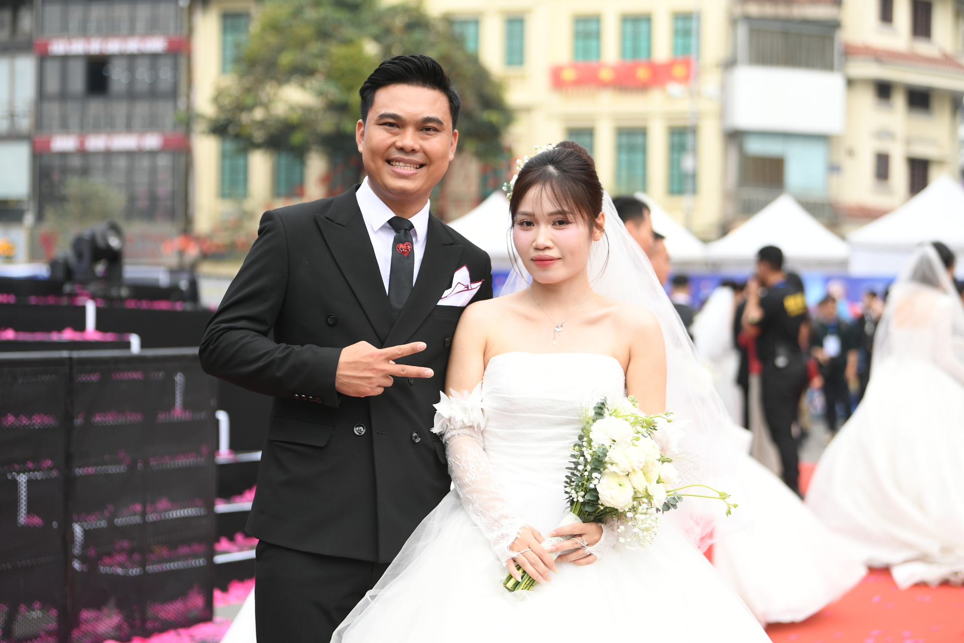 Hiếm có nhất Việt Nam: Con dâu và mẹ chồng mặc váy cưới cùng 1 ngày, hạnh phúc này "quá vuýp"- Ảnh 12.