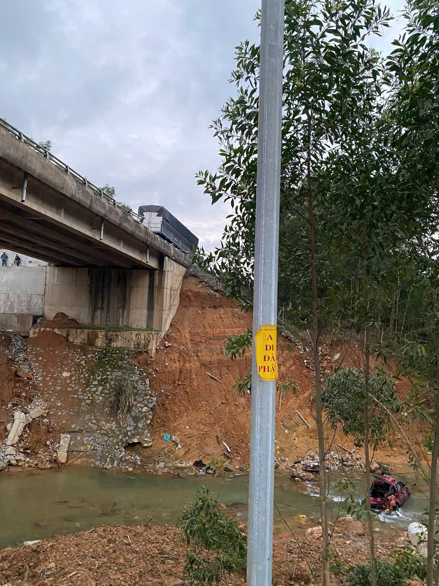 Sau va chạm, ô tô bán tải chở 4 người lao từ đường cao tốc La Sơn - Hòa Liên xuống suối- Ảnh 4.