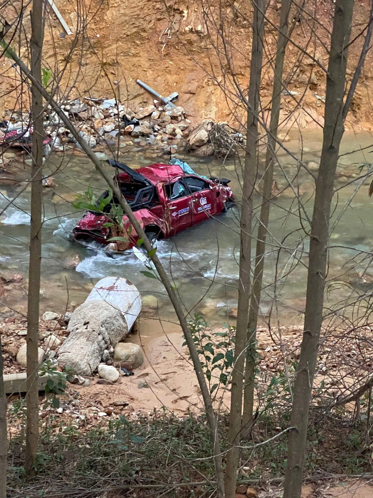 Sau va chạm, ô tô bán tải chở 4 người lao từ đường cao tốc La Sơn - Hòa Liên xuống suối- Ảnh 2.