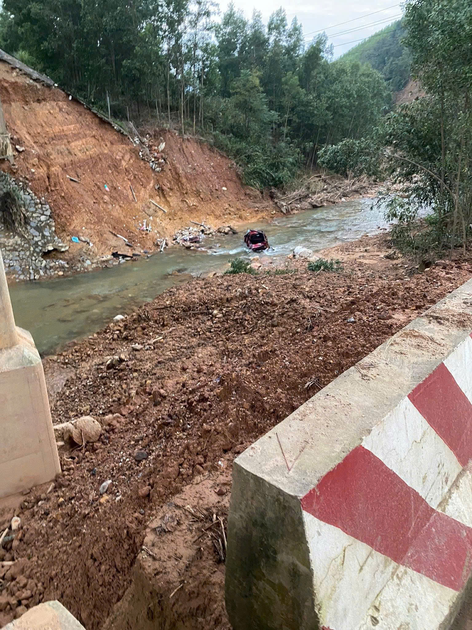 Sau va chạm, ô tô bán tải chở 4 người lao từ đường cao tốc La Sơn - Hòa Liên xuống suối- Ảnh 3.