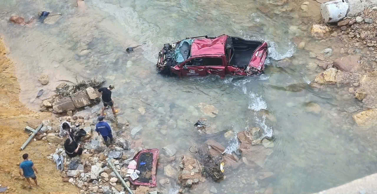 Sau va chạm, ô tô bán tải chở 4 người lao từ đường cao tốc La Sơn - Hòa Liên xuống suối- Ảnh 1.