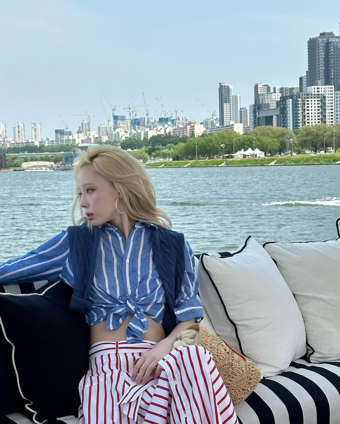 Bạn gái của đỉnh lưu toàn cầu: Visual như tuyệt tác AI, style cuốn đến nghẹt thở- Ảnh 24. Bạn gái của đỉnh lưu toàn cầu: Visual như tuyệt tác AI, style cuốn đến nghẹt thở- Ảnh 24.