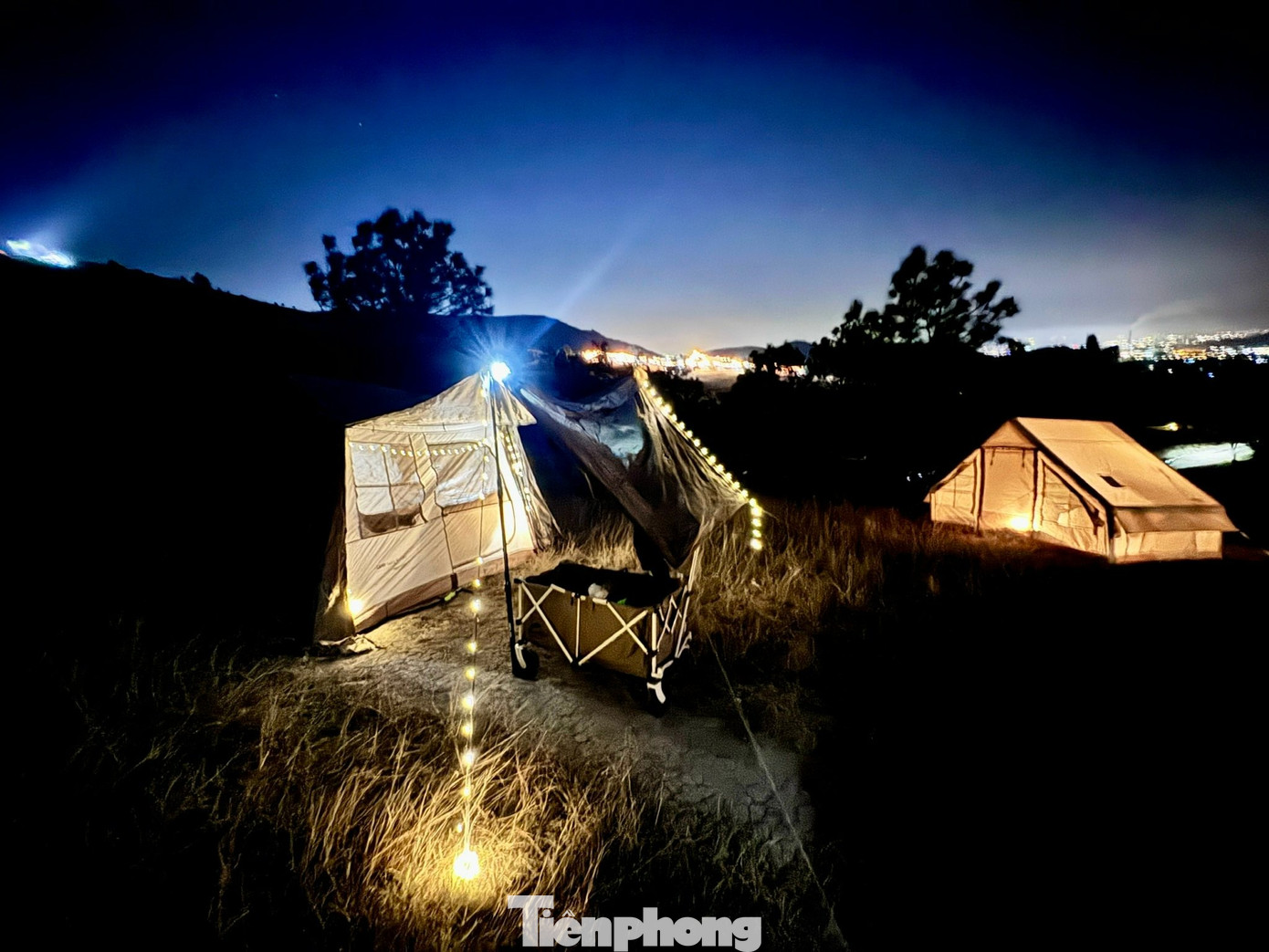 Du khách đổ xô đi cắm trại, check-in ở đồi cỏ phủ màu 'siêu thực'- Ảnh 16.