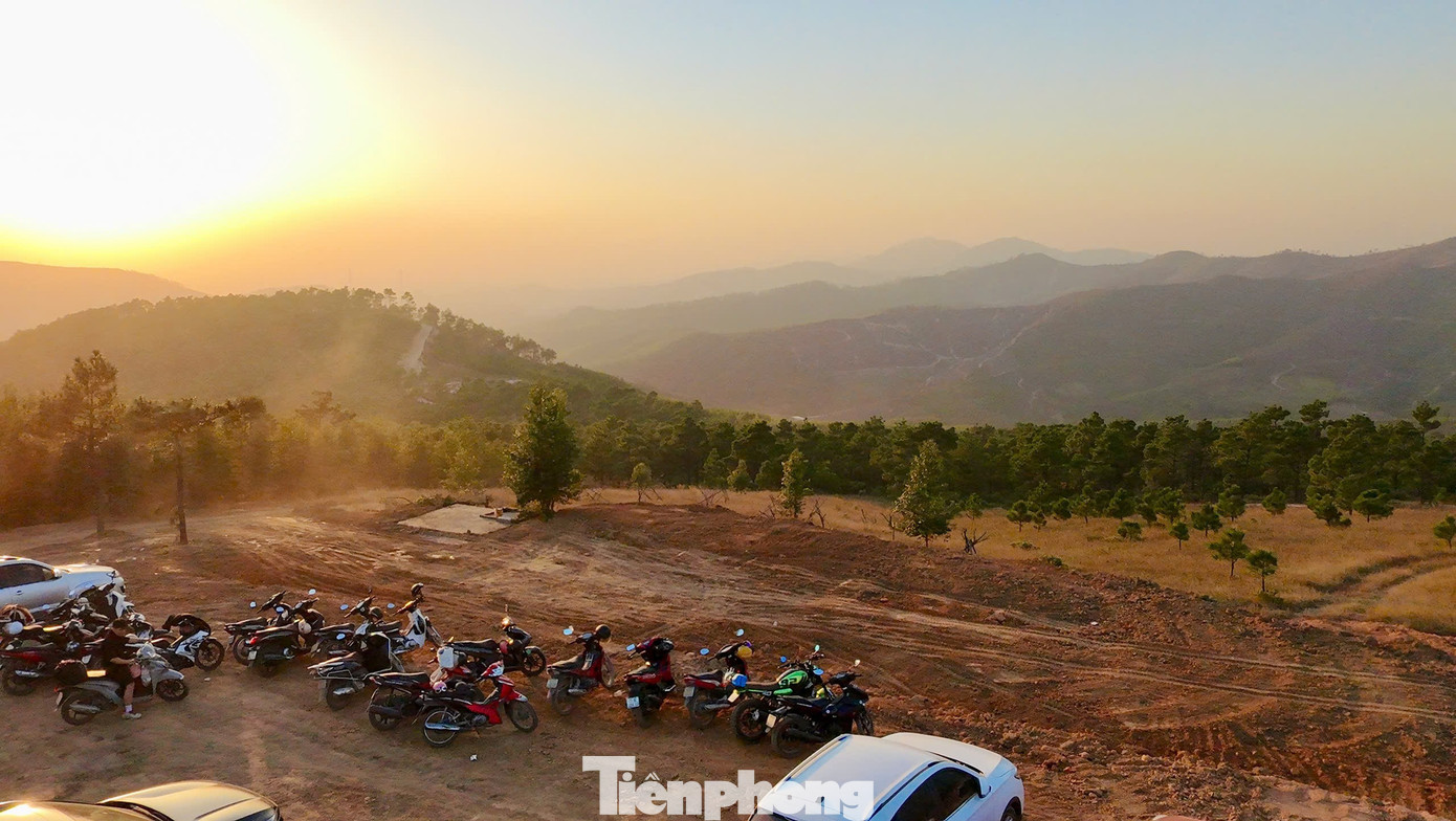 Du khách đổ xô đi cắm trại, check-in ở đồi cỏ phủ màu 'siêu thực'- Ảnh 12.