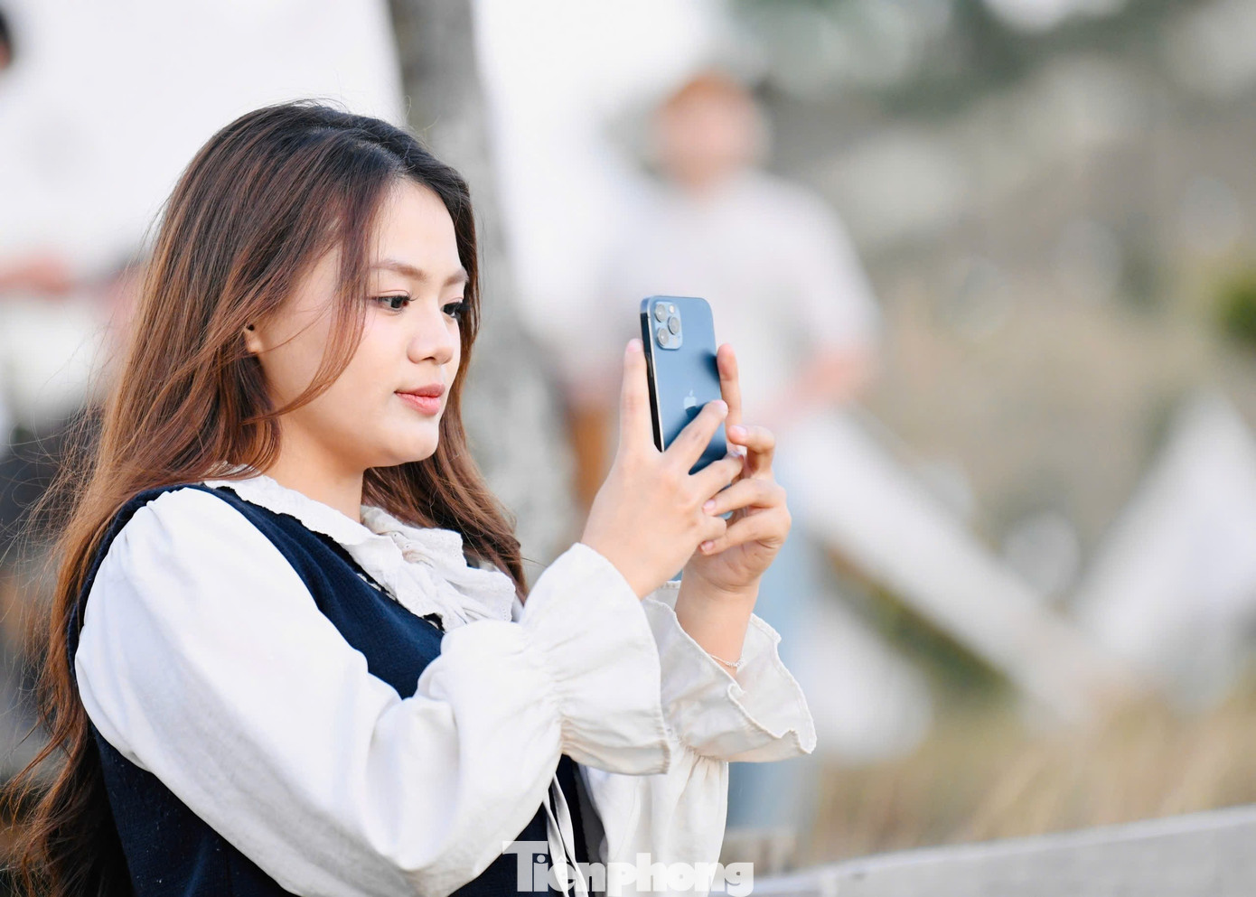 Du khách đổ xô đi cắm trại, check-in ở đồi cỏ phủ màu 'siêu thực'- Ảnh 6.