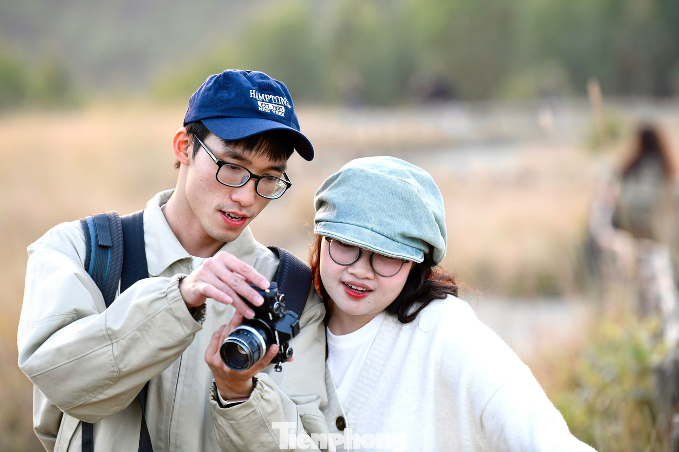 Du khách đổ xô đi cắm trại, check-in ở đồi cỏ phủ màu 'siêu thực'- Ảnh 7.