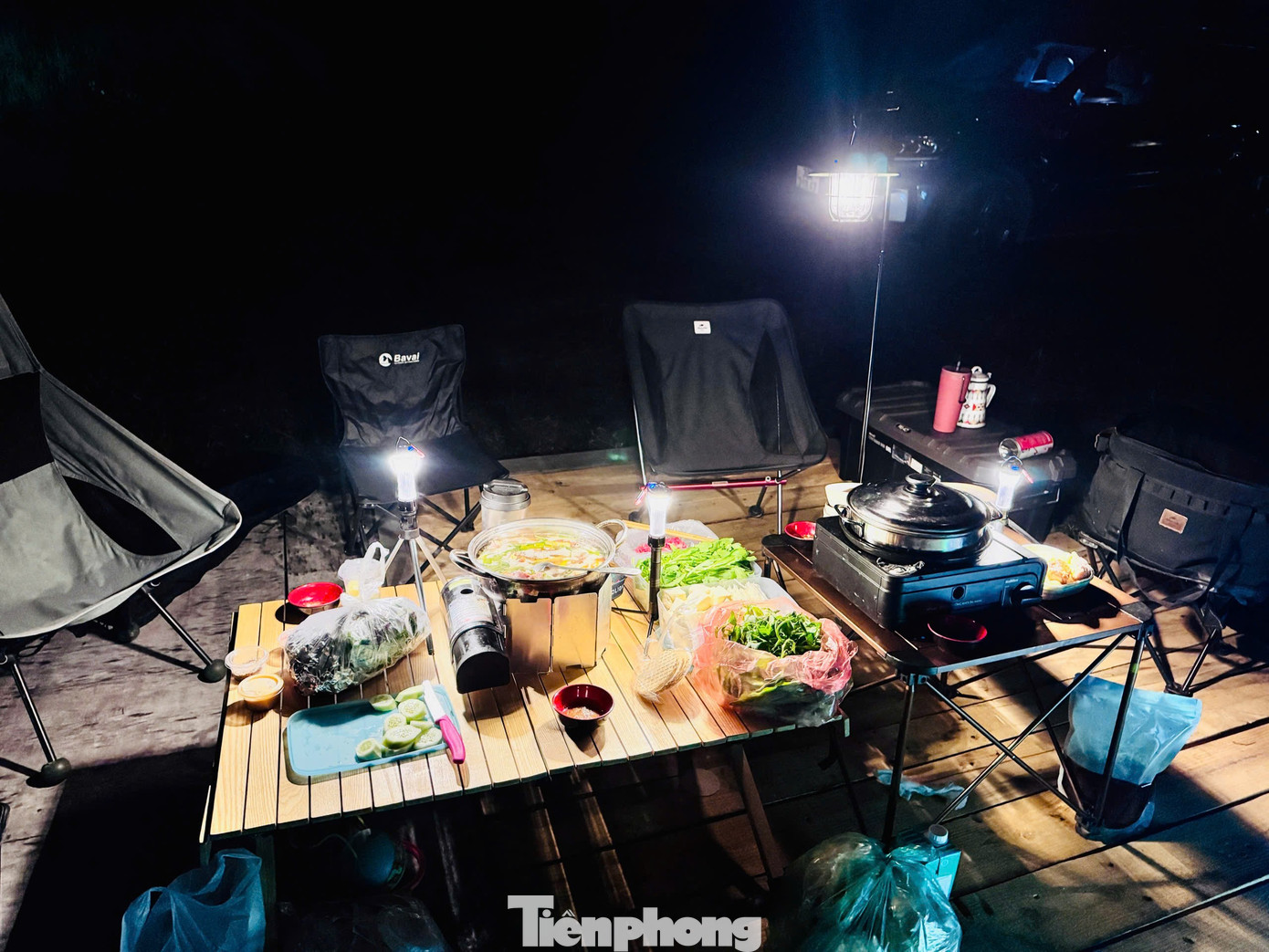 Du khách đổ xô đi cắm trại, check-in ở đồi cỏ phủ màu 'siêu thực'- Ảnh 18.