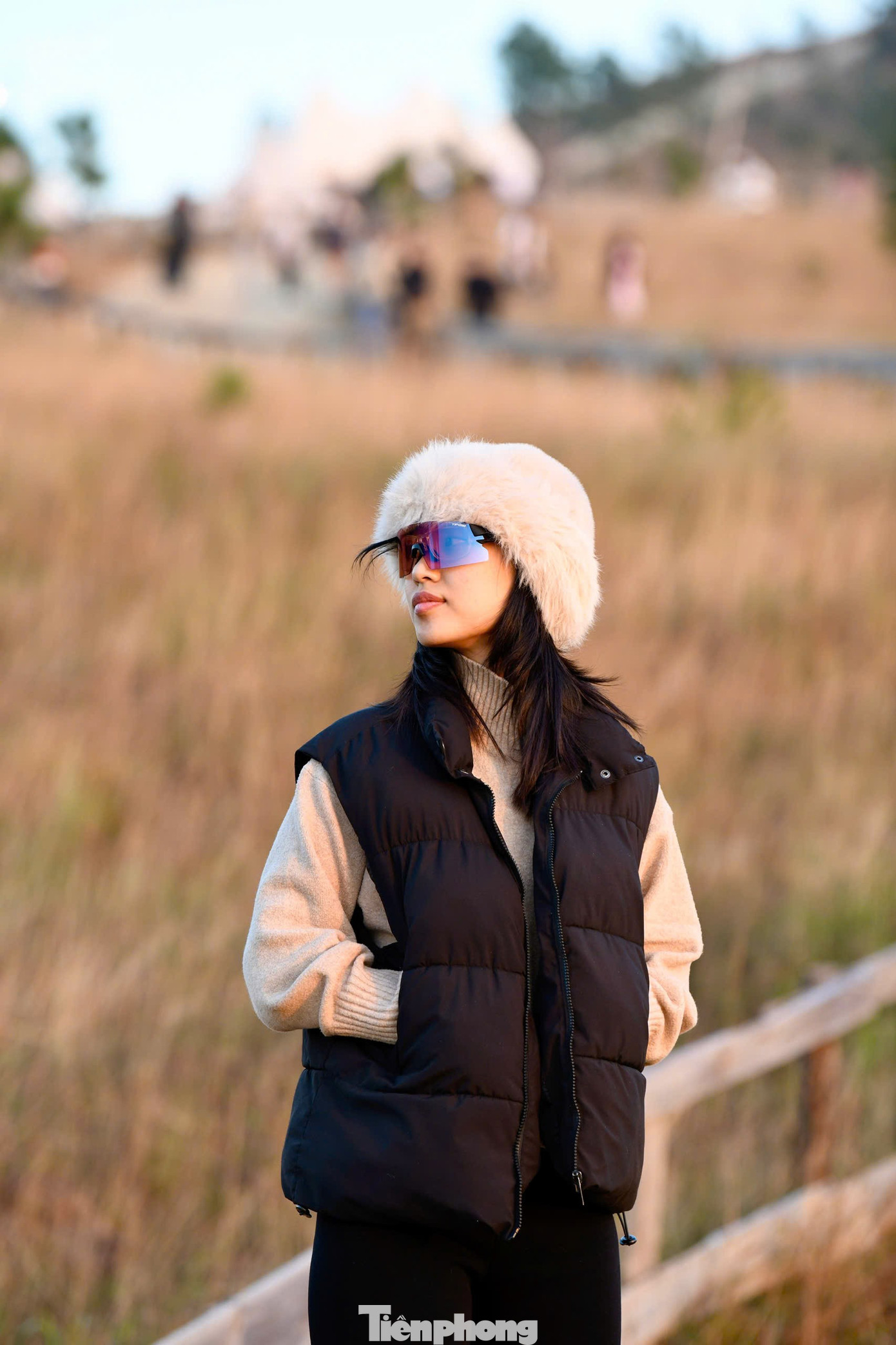 Du khách đổ xô đi cắm trại, check-in ở đồi cỏ phủ màu 'siêu thực'- Ảnh 8.