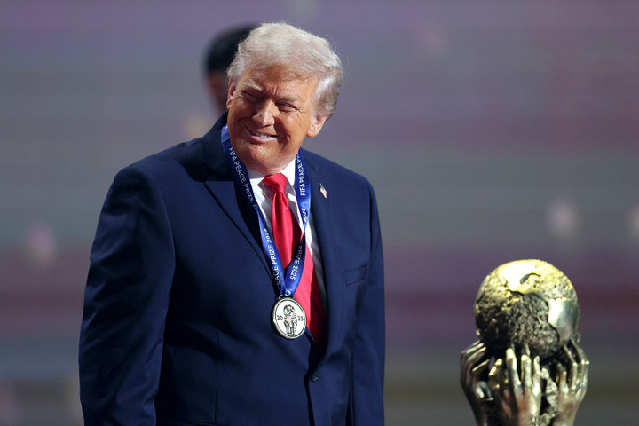 Tổng thống Mỹ Donald Trump nhận giải thưởng lạ chưa từng có của FIFA- Ảnh 2.
