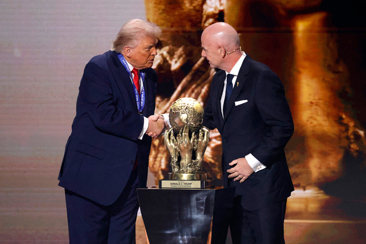 Tổng thống Mỹ Donald Trump nhận giải thưởng lạ chưa từng có của FIFA- Ảnh 1.