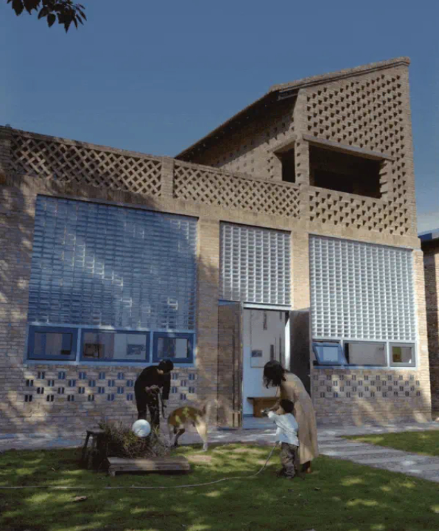 Nữ tiến sĩ chi gần 1,5 tỷ đồng xây “nhà xanh” 270m2 để cha dưỡng già: Tự phát điện, tự lọc nước, cả năm không tốn tiền điện- Ảnh 2.