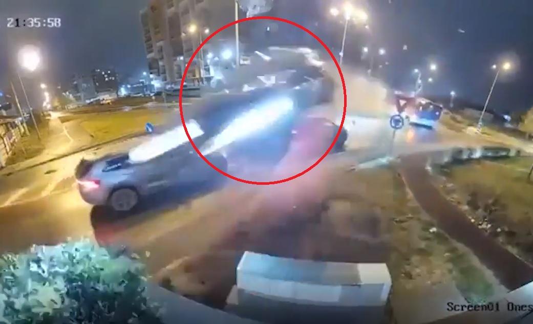 Mercedes đâm vào bùng binh rồi bay lên trời như phim hành động- Ảnh 1.