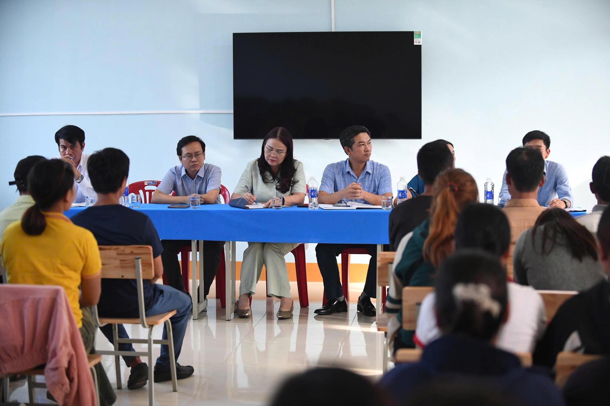 Sớm khép lại vụ Phó Hiệu trưởng Đỗ Thị Hồng Huế tránh việc: "Cô đến, phụ huynh đón con về"!- Ảnh 2. Sớm khép lại vụ Phó Hiệu trưởng Đỗ Thị Hồng Huế tránh việc: "Cô đến, phụ huynh đón con về"!- Ảnh 2.