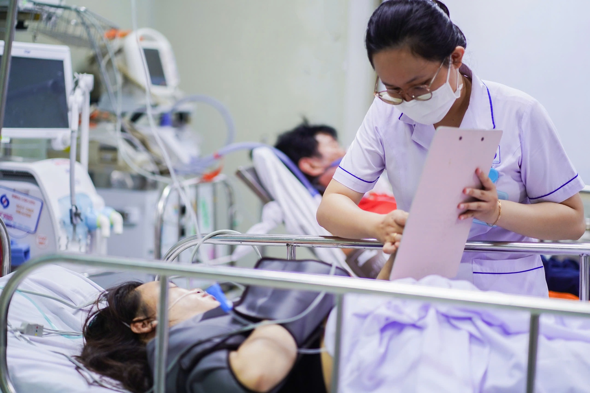 Diễn biến sức khỏe 2 cô gái nhảy lầu để thoát thân trong vụ cháy khiến 4 người tử vong ở TP HCM- Ảnh 1. Diễn biến sức khỏe 2 cô gái nhảy lầu để thoát thân trong vụ cháy khiến 4 người tử vong ở TP HCM- Ảnh 1.