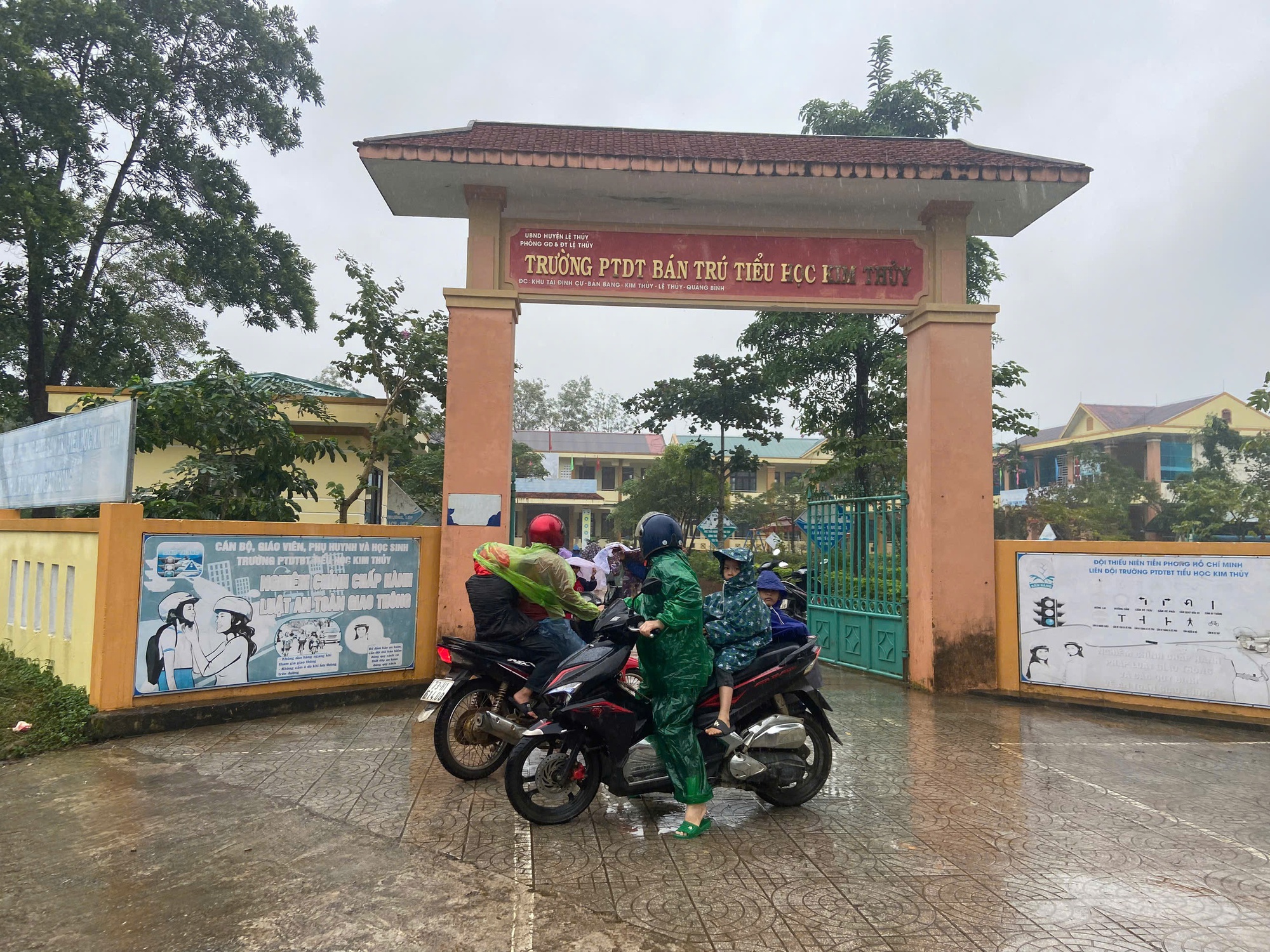 Sớm khép lại vụ Phó Hiệu trưởng Đỗ Thị Hồng Huế tránh việc: "Cô đến, phụ huynh đón con về"!- Ảnh 1. Sớm khép lại vụ Phó Hiệu trưởng Đỗ Thị Hồng Huế tránh việc: "Cô đến, phụ huynh đón con về"!- Ảnh 1.