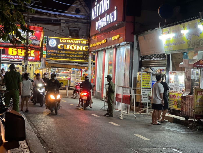 Truy tìm người đàn ông đâm chết người giữa đường ở TPHCM- Ảnh 1. Truy tìm người đàn ông đâm chết người giữa đường ở TPHCM- Ảnh 1.