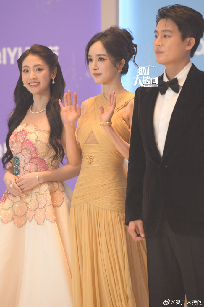 Đôi bạn thân showbiz cùng yêu 1 thiếu gia đụng độ tại sự kiện, lộ 1 chi tiết trớ trêu gây bàn tán- Ảnh 4. Đôi bạn thân showbiz cùng yêu 1 thiếu gia đụng độ tại sự kiện, lộ 1 chi tiết trớ trêu gây bàn tán- Ảnh 4.