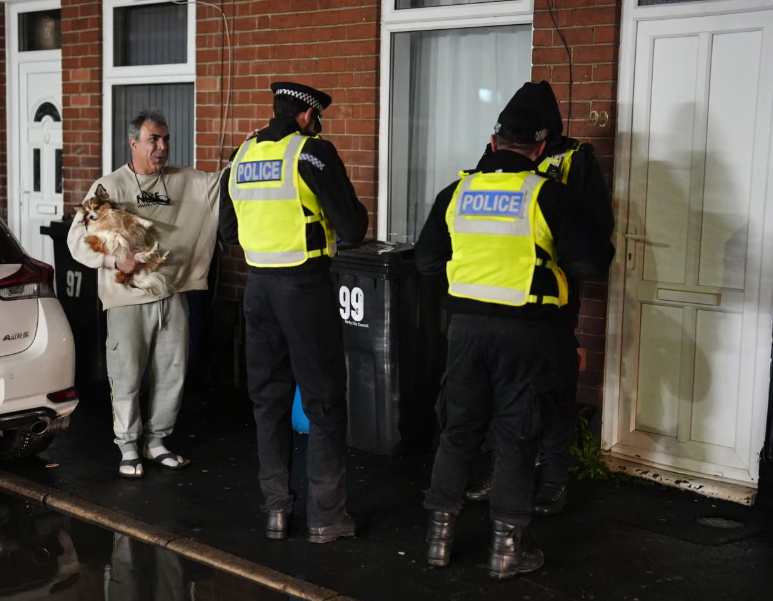 Hơn 200 hộ dân ở Derby (Anh) phải sơ tán, 2 nghi phạm chế tạo chất nổ bị bắt giữ- Ảnh 2.