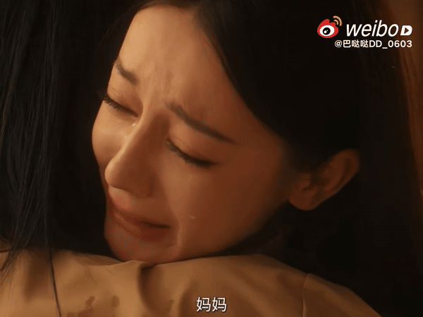 Nhìn cặp lông mày của Địch Lệ Nhiệt Ba mà thấy xấu hổ vô cùng- Ảnh 2. Nhìn cặp lông mày của Địch Lệ Nhiệt Ba mà thấy xấu hổ vô cùng- Ảnh 2.