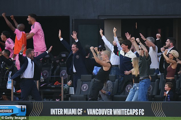 Nhà Beckham rạng rỡ ăn mừng cúp vô địch của Messi và Inter Miami, tiểu thư Harper visual xinh đẹp chiếm spotlight- Ảnh 6. Nhà Beckham rạng rỡ ăn mừng cúp vô địch của Messi và Inter Miami, tiểu thư Harper visual xinh đẹp chiếm spotlight- Ảnh 6.