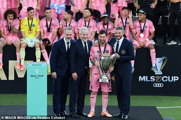 Nhà Beckham rạng rỡ ăn mừng cúp vô địch của Messi và Inter Miami, tiểu thư Harper visual xinh đẹp chiếm spotlight- Ảnh 5. Nhà Beckham rạng rỡ ăn mừng cúp vô địch của Messi và Inter Miami, tiểu thư Harper visual xinh đẹp chiếm spotlight- Ảnh 5.