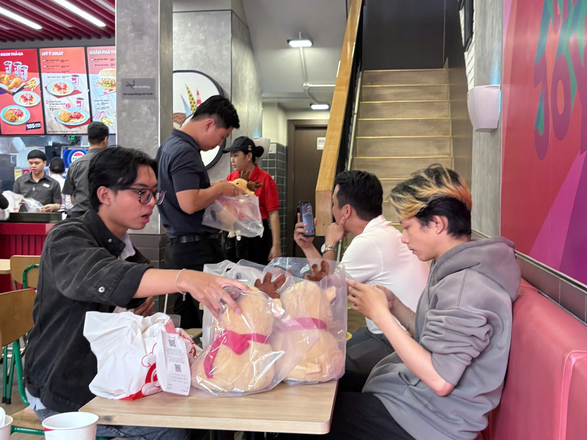 Trào lưu xếp hàng mua gà rán "săn tuần lộc" gây sốt trong giới trẻ mùa Noel 2025- Ảnh 5.