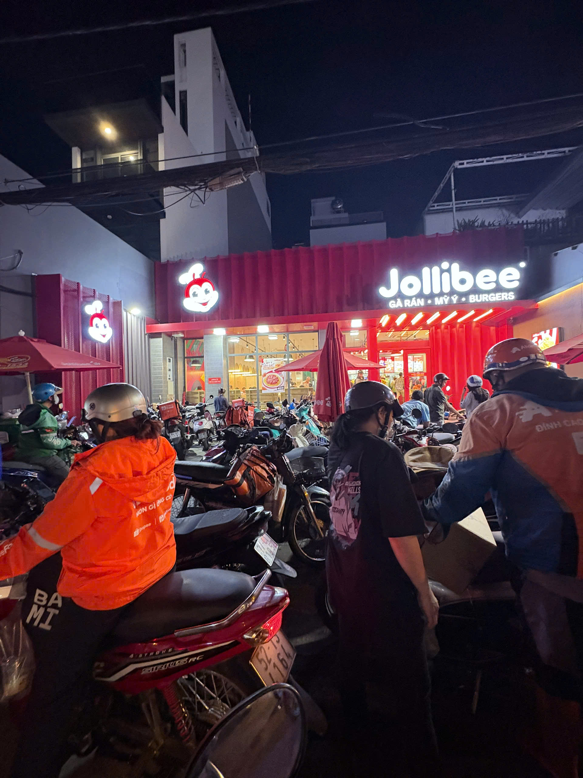 Trào lưu xếp hàng mua gà rán "săn tuần lộc" gây sốt trong giới trẻ mùa Noel 2025- Ảnh 3.