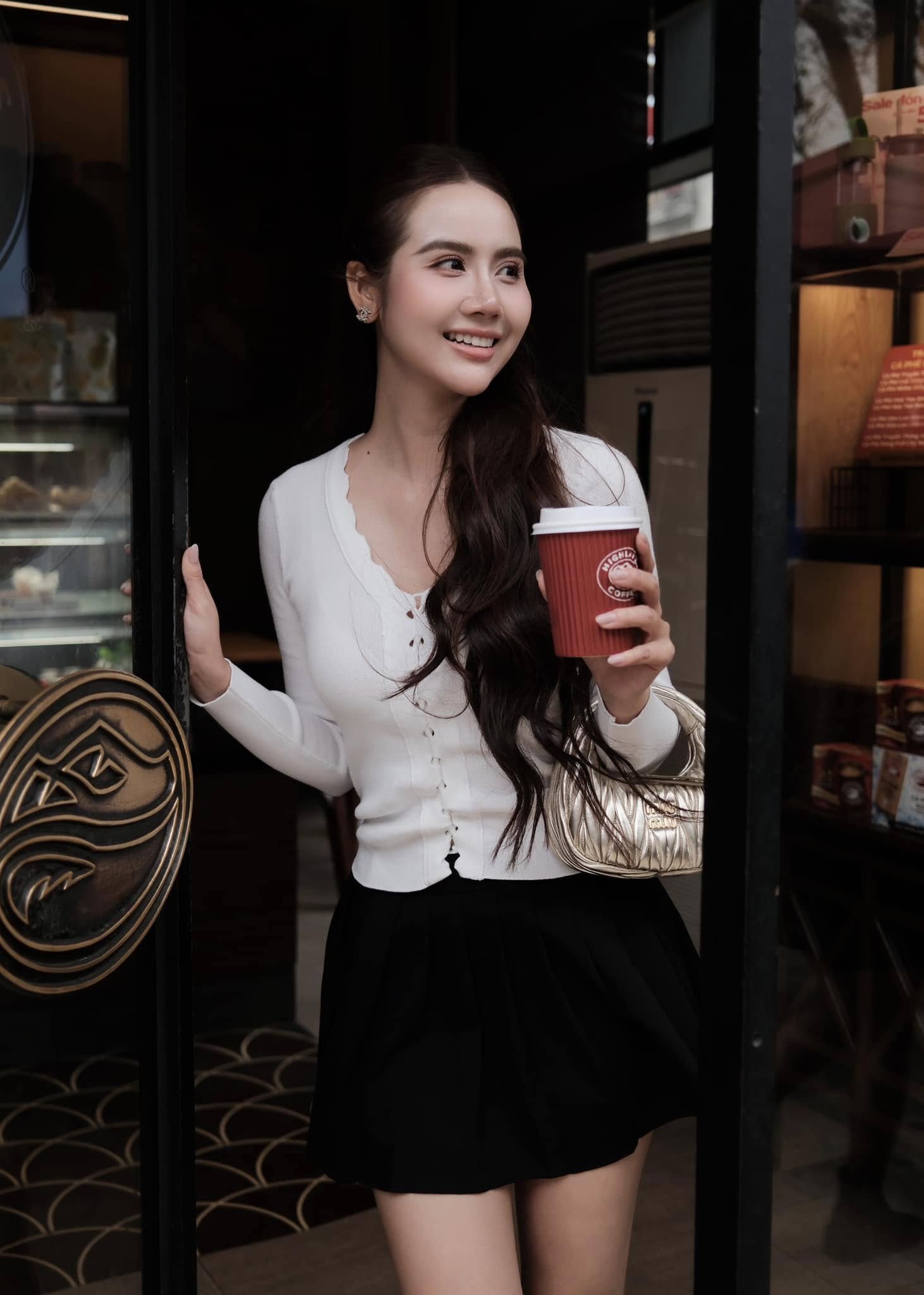 Style mùa đông của Huyền Lizzie gói gọn trong 4 chữ: Đơn giản mà sang!- Ảnh 7. Style mùa đông của Huyền Lizzie gói gọn trong 4 chữ: Đơn giản mà sang!- Ảnh 7.