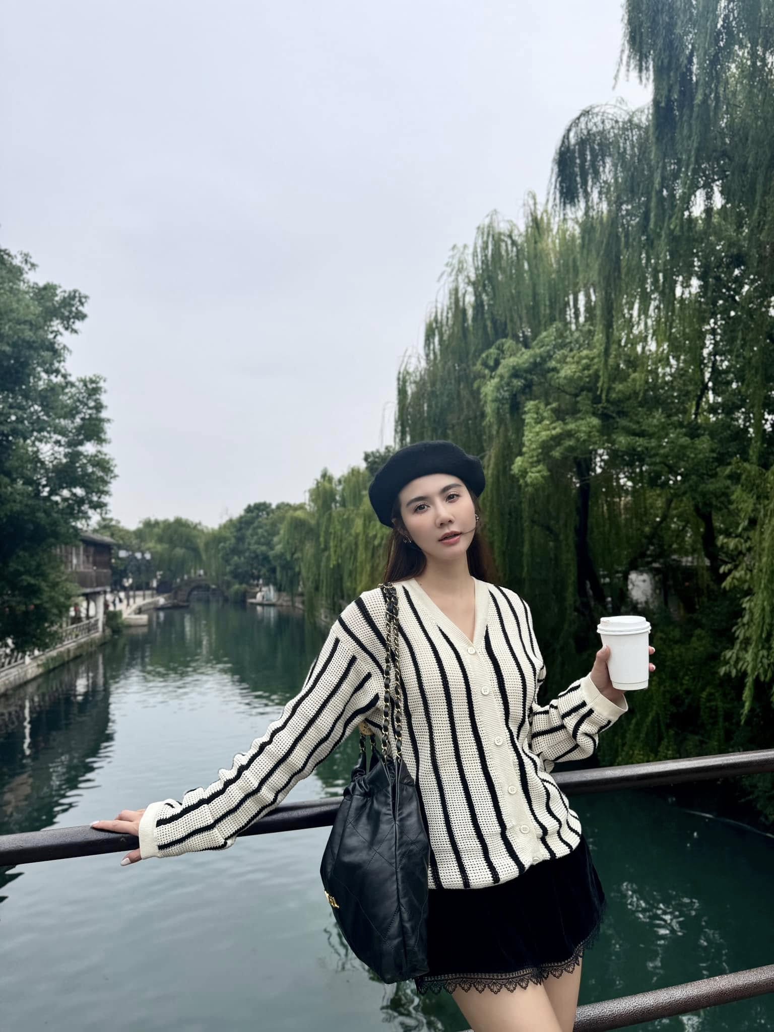 Style mùa đông của Huyền Lizzie gói gọn trong 4 chữ: Đơn giản mà sang!- Ảnh 6. Style mùa đông của Huyền Lizzie gói gọn trong 4 chữ: Đơn giản mà sang!- Ảnh 6.