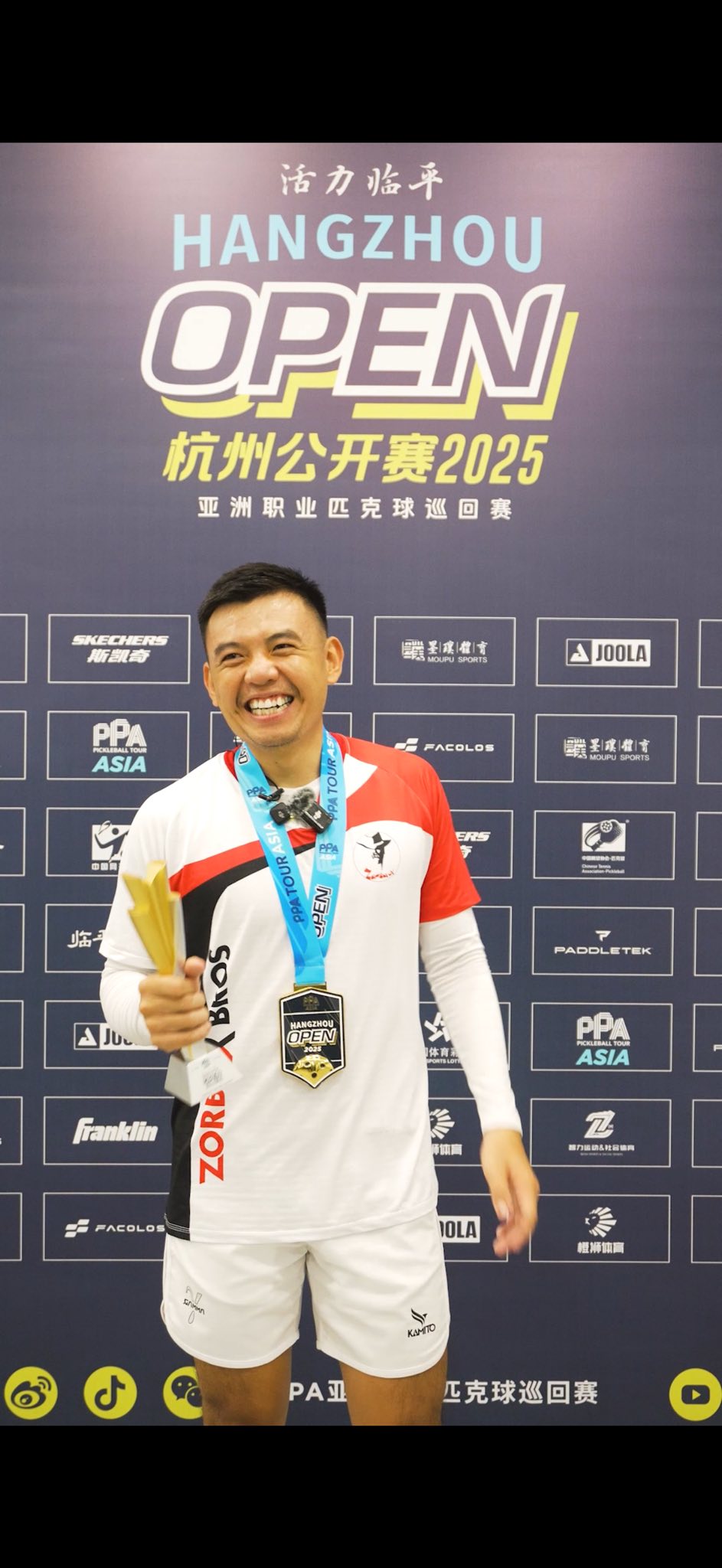 Lý Hoàng Nam rạng rỡ mang cúp vô địch PPA Tour Asia về nước, hội ngộ bà xã xinh đẹp tại sân bay- Ảnh 4. Lý Hoàng Nam rạng rỡ mang cúp vô địch PPA Tour Asia về nước, hội ngộ bà xã xinh đẹp tại sân bay- Ảnh 4.