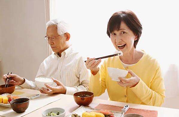 Hóa ra cách ăn uống của một người có thể xác định tuổi thọ: Có 5 đặc điểm này bạn sẽ sống lâu- Ảnh 1.