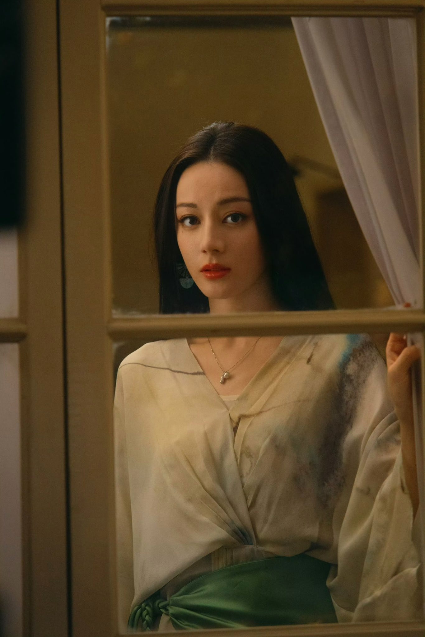 Nhìn cặp lông mày của Địch Lệ Nhiệt Ba mà thấy xấu hổ vô cùng- Ảnh 6. Nhìn cặp lông mày của Địch Lệ Nhiệt Ba mà thấy xấu hổ vô cùng- Ảnh 6.