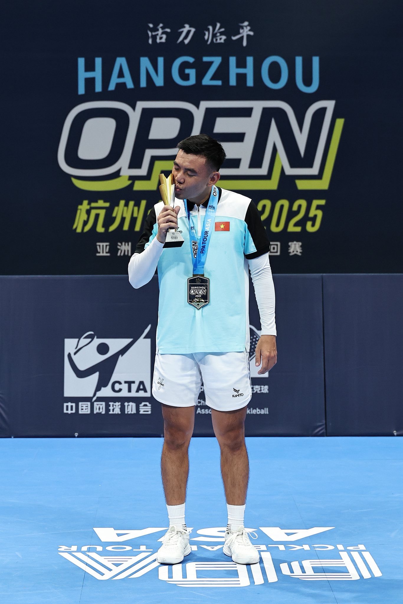 Lý Hoàng Nam rạng rỡ mang cúp vô địch PPA Tour Asia về nước, hội ngộ bà xã xinh đẹp tại sân bay- Ảnh 3. Lý Hoàng Nam rạng rỡ mang cúp vô địch PPA Tour Asia về nước, hội ngộ bà xã xinh đẹp tại sân bay- Ảnh 3.