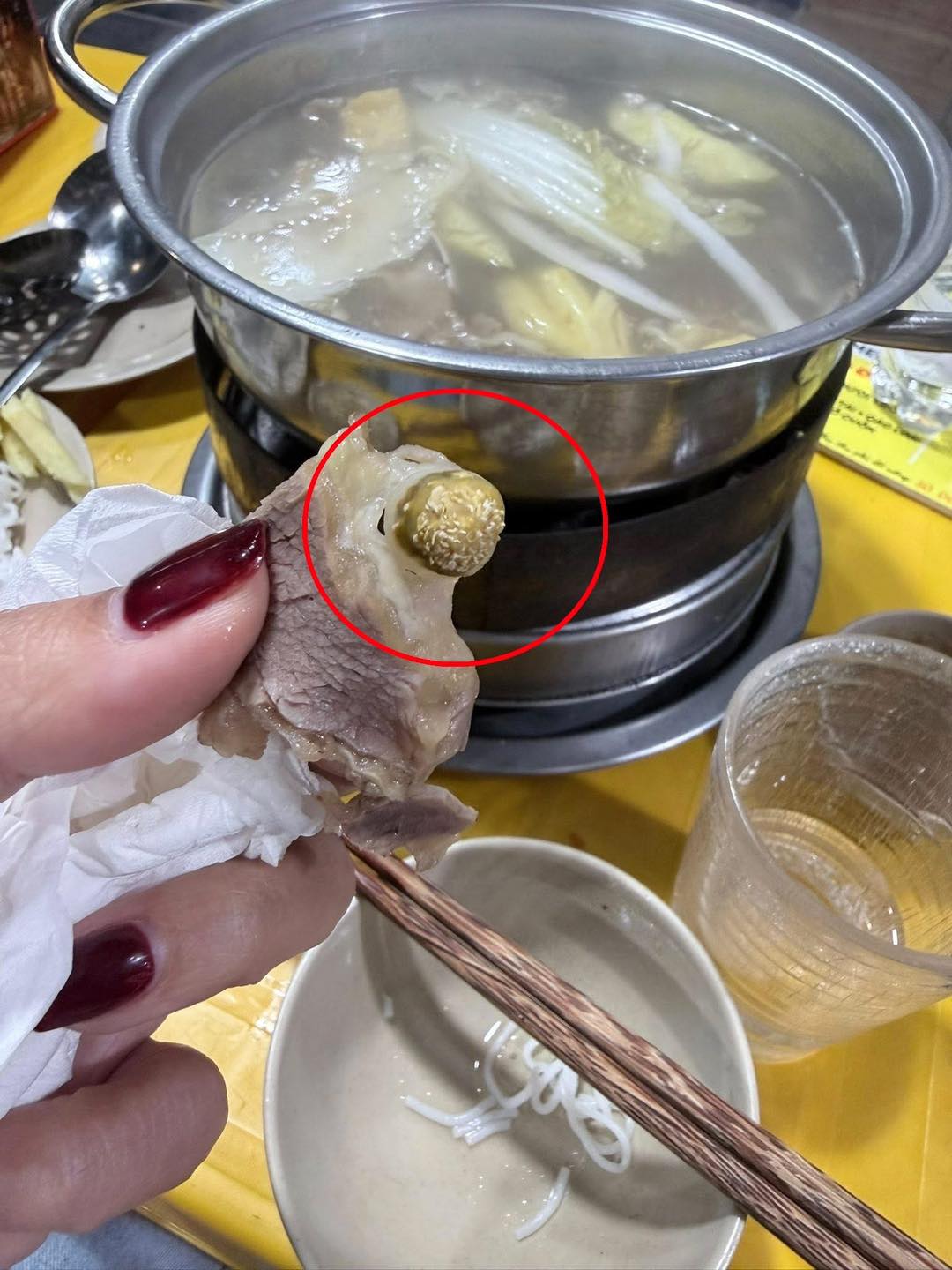 Quán bò nhúng dấm ở Hà Nội bị khách tố có dòi: Sáng quản lý phủ nhận, trưa quán dừng hoạt động- Ảnh 2. Quán bò nhúng dấm ở Hà Nội bị khách tố có dòi: Sáng quản lý phủ nhận, trưa quán dừng hoạt động- Ảnh 2.