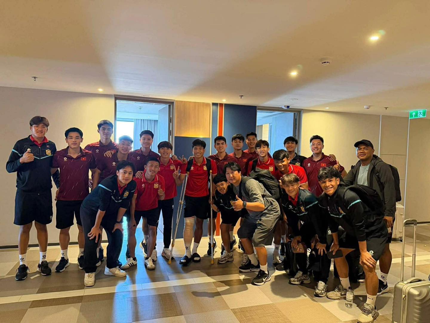 U22 Việt Nam ghi điểm tuyệt đối, tặng quà động viên cầu thủ Lào gãy chân tại SEA Games 33- Ảnh 1.