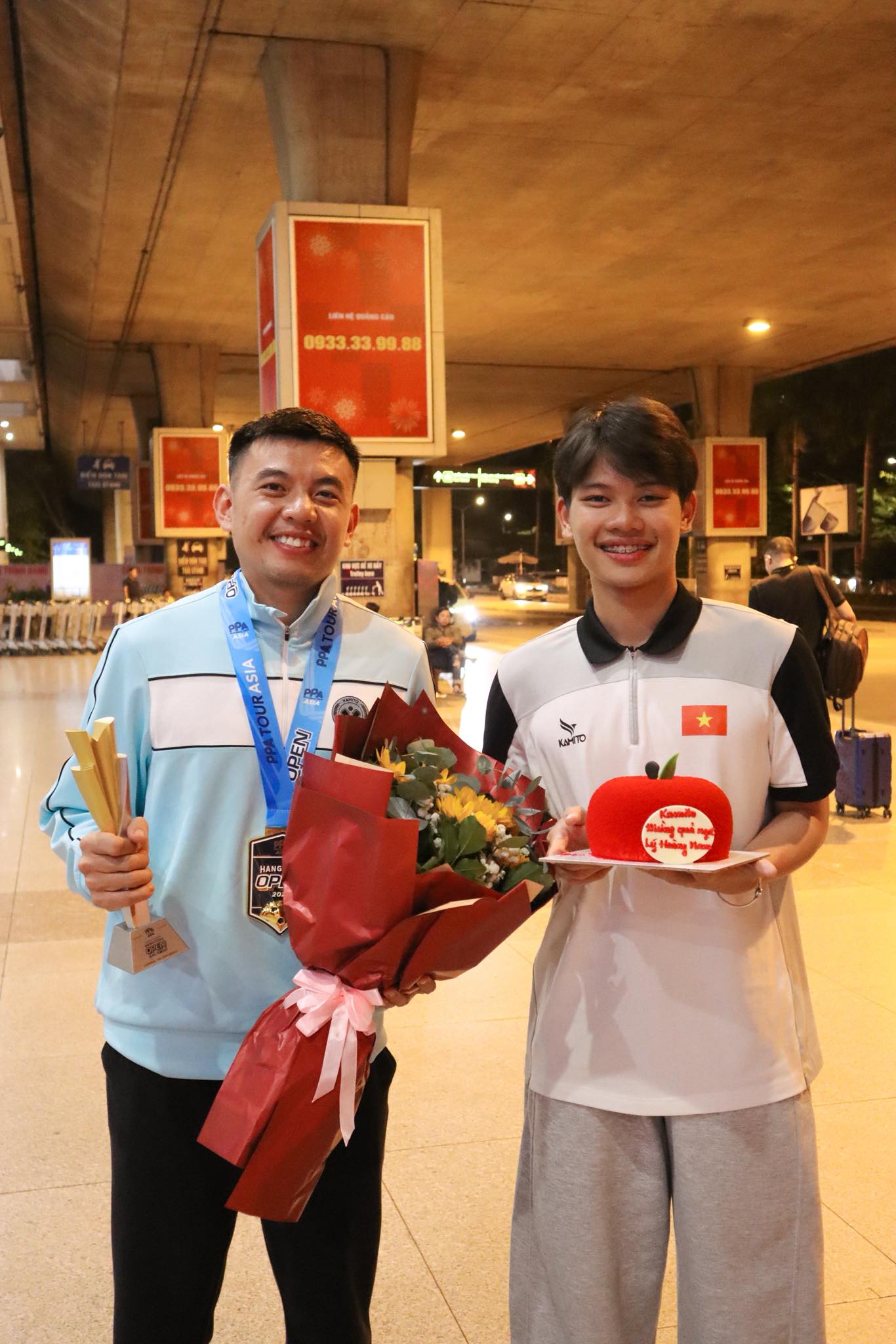 Lý Hoàng Nam rạng rỡ mang cúp vô địch PPA Tour Asia về nước, hội ngộ bà xã xinh đẹp tại sân bay- Ảnh 2. Lý Hoàng Nam rạng rỡ mang cúp vô địch PPA Tour Asia về nước, hội ngộ bà xã xinh đẹp tại sân bay- Ảnh 2.