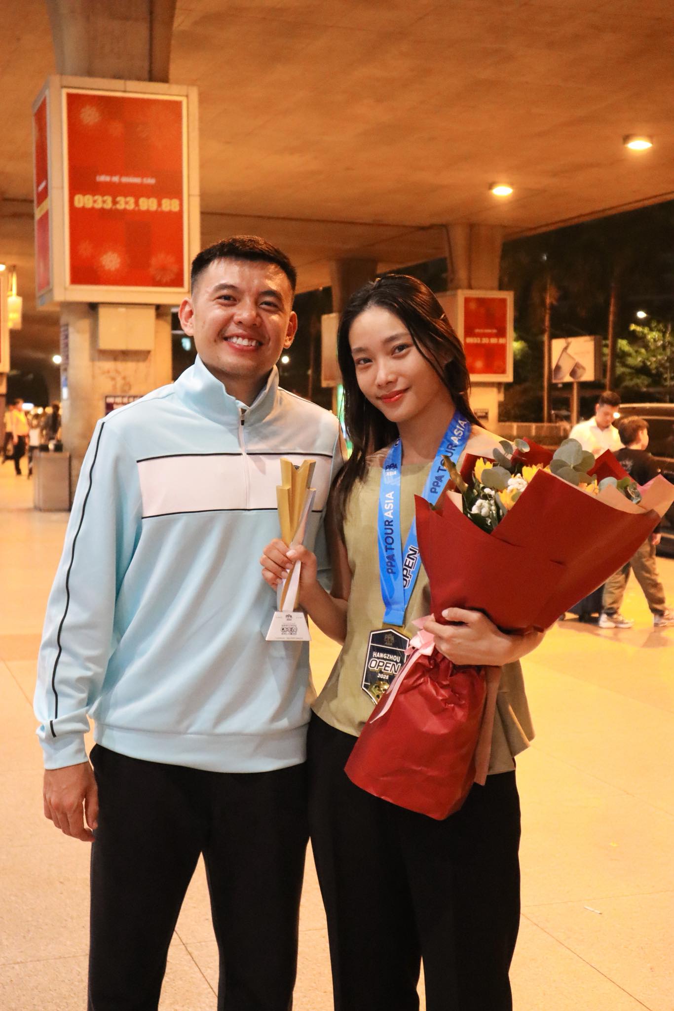 Lý Hoàng Nam rạng rỡ mang cúp vô địch PPA Tour Asia về nước, hội ngộ bà xã xinh đẹp tại sân bay- Ảnh 1. Lý Hoàng Nam rạng rỡ mang cúp vô địch PPA Tour Asia về nước, hội ngộ bà xã xinh đẹp tại sân bay- Ảnh 1.