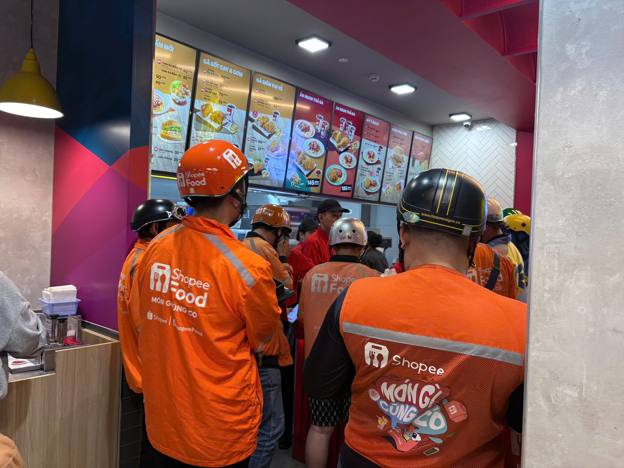 Trào lưu xếp hàng mua gà rán "săn tuần lộc" gây sốt trong giới trẻ mùa Noel 2025- Ảnh 2.