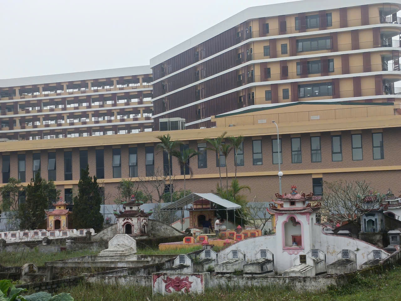 VIDEO: Bệnh viện gần 1.700 tỉ đồng sát nghĩa trang hàng ngàn lăng, mộ- Ảnh 3.