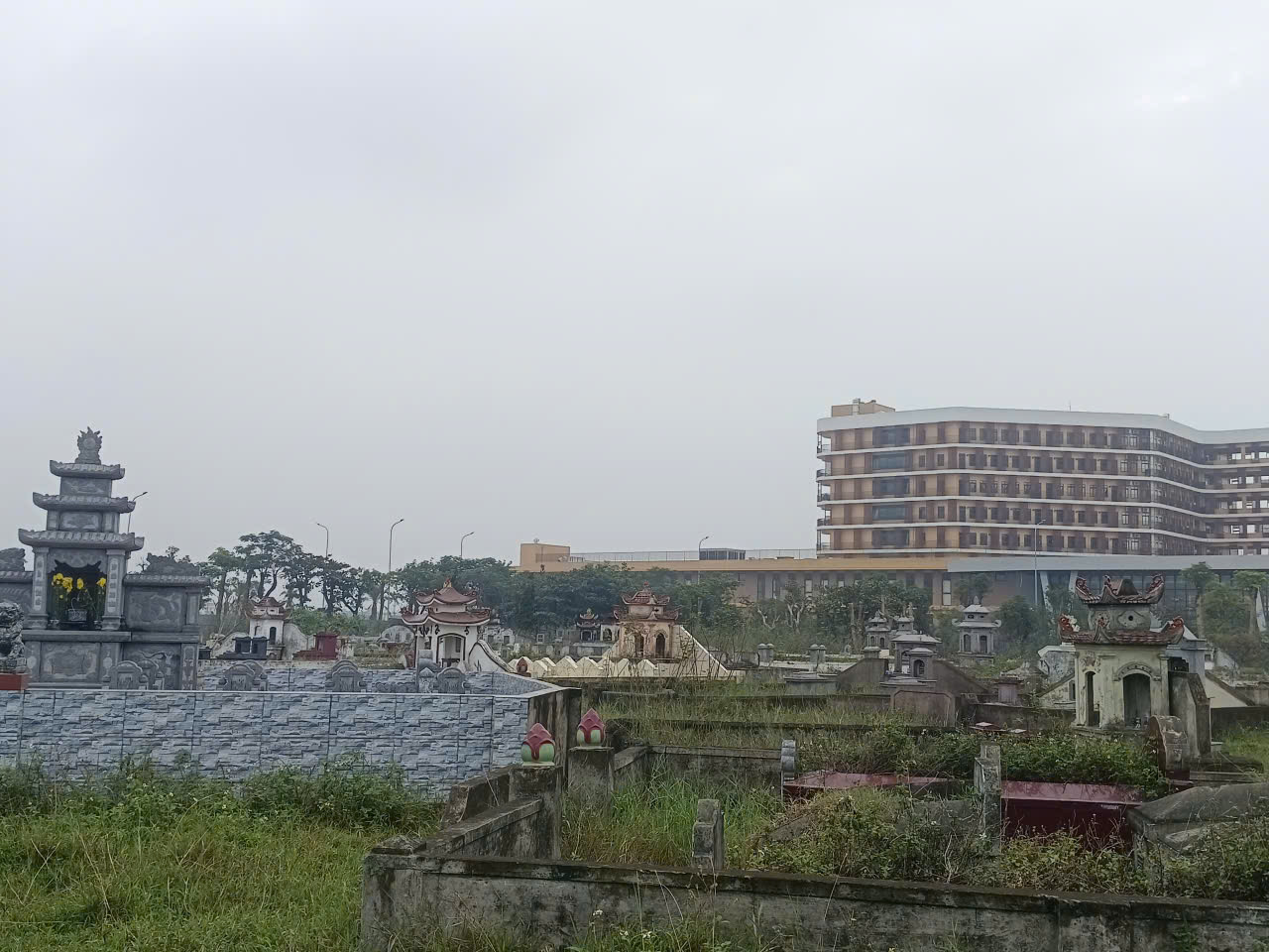 VIDEO: Bệnh viện gần 1.700 tỉ đồng sát nghĩa trang hàng ngàn lăng, mộ- Ảnh 5.