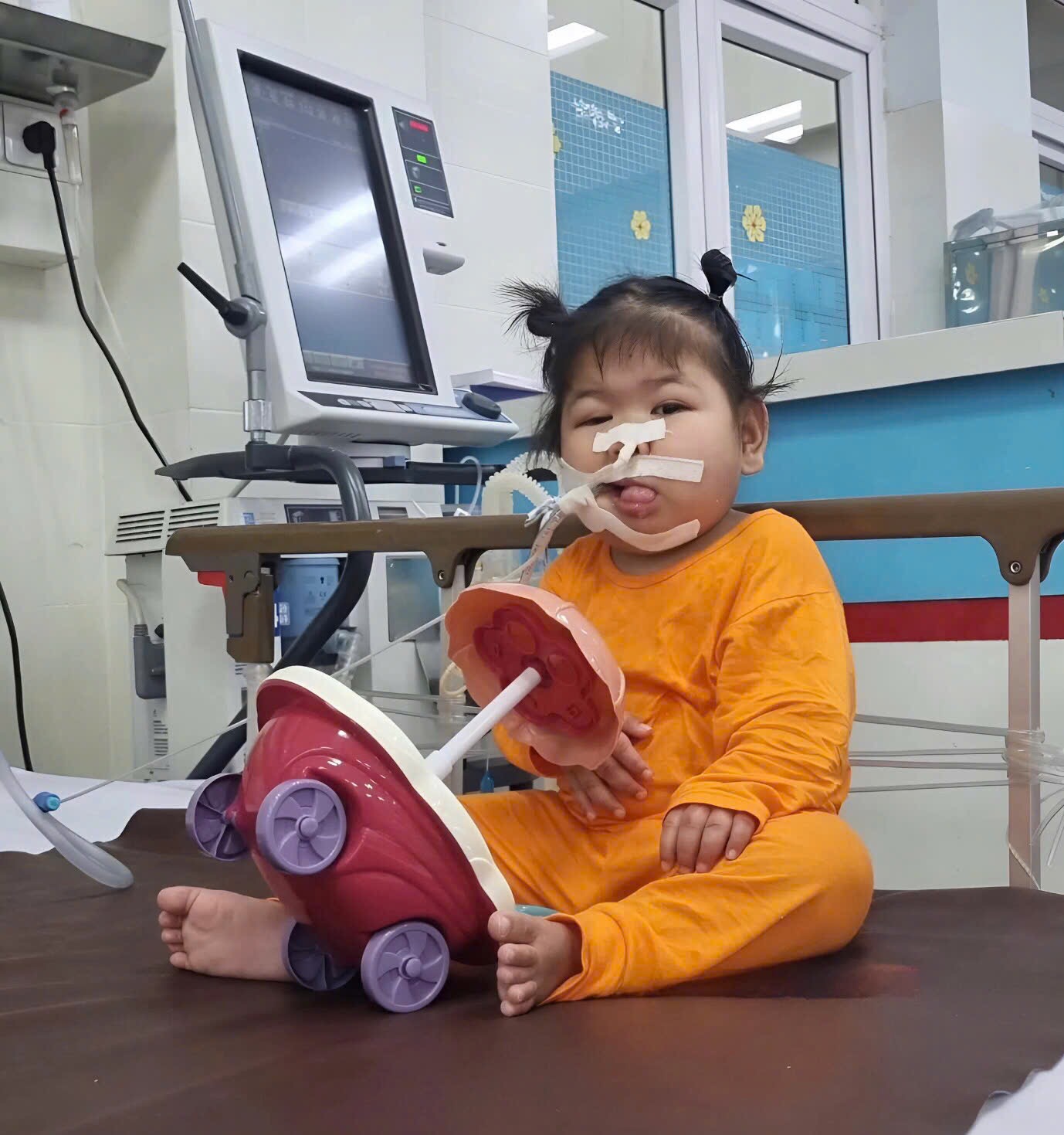 Xót xa bé gái mắc bệnh não bị mẹ bỏ rơi, lớn lên trên giường bệnh trong vòng tay yêu thương của 24 y bác sĩ- Ảnh 1. Xót xa bé gái mắc bệnh não bị mẹ bỏ rơi, lớn lên trên giường bệnh trong vòng tay yêu thương của 24 y bác sĩ- Ảnh 1.