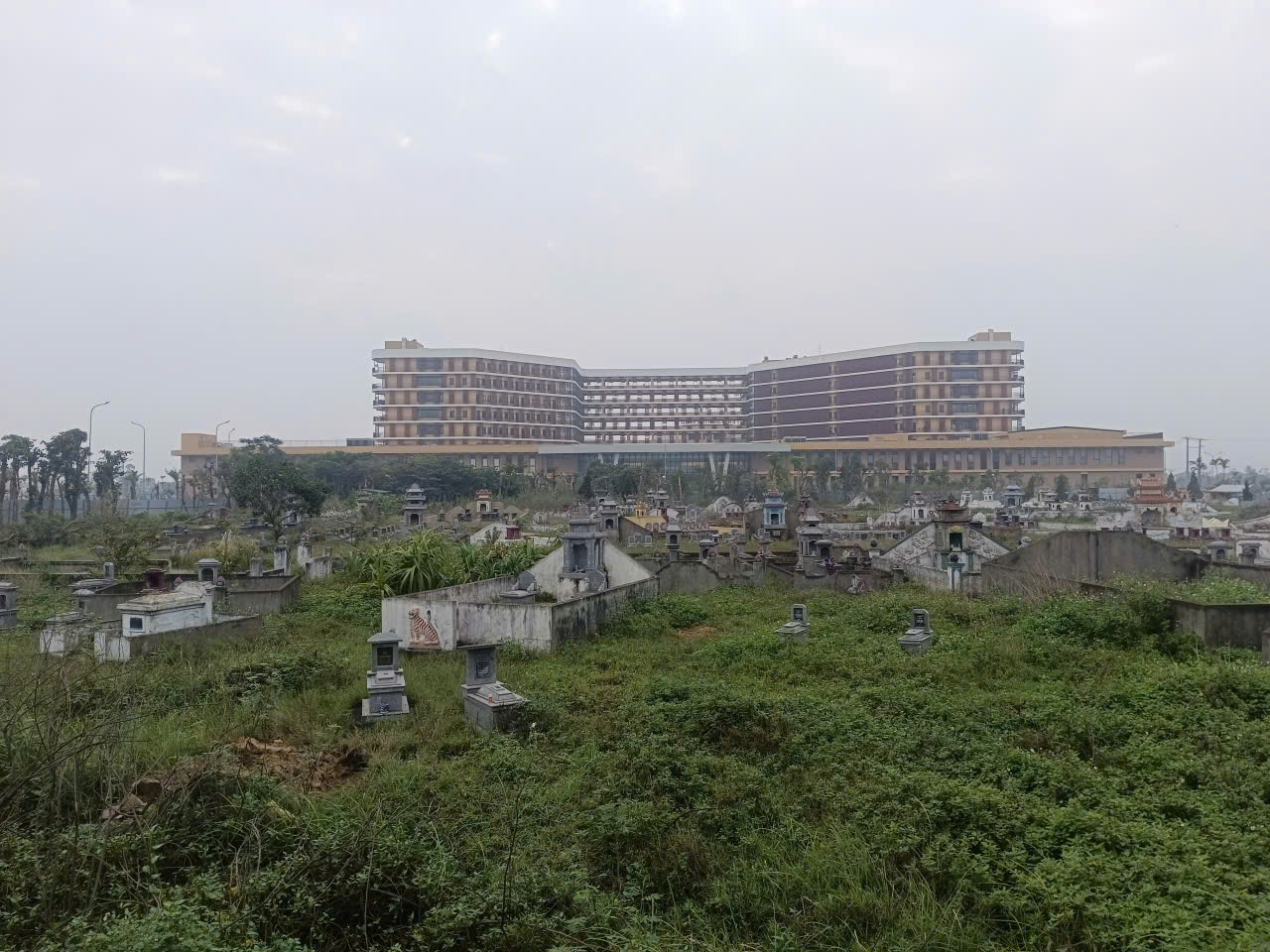 VIDEO: Bệnh viện gần 1.700 tỉ đồng sát nghĩa trang hàng ngàn lăng, mộ- Ảnh 8.